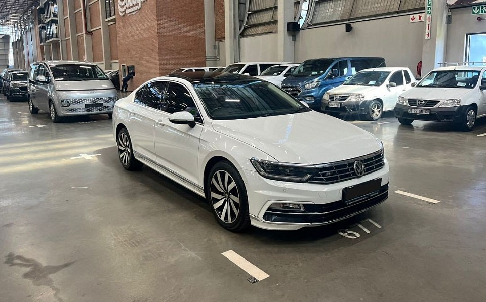 2017 VOLKSWAGEN PASSAT 2.0TDI EXECUTIVE R-LINE AUTO FOR SALE R259 000  118 576 km    Automatic   Diesel  Seller's comments  Cd Front loader  Power Steering  Air con  Central locking Electric windows-mirrors GOOD CONDITION! 2 year warranties available . FINANCE ARRANGED WITH RENT TO OWN / IN-HOUSE-FINANCE DEPOSIT R30 000 |  R4 999PM. WE DO DELIVERY COUNTRYWIDE BY ARRANGEMENT!!